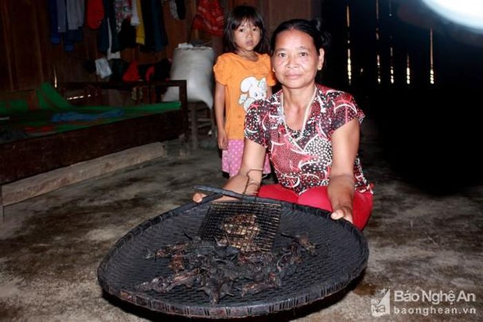 Ngoài ra, một số gia đình kể cả người Thái, Mông hay Khơ mú đều dự trữ được một ít thịt thú thuộc loài chuột rừng phơi khô làm thực phẩm trong ngày Tết.
