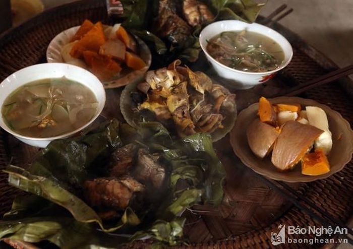 Mâm cúng ngày Tết của cộng đồng Khơ mú.