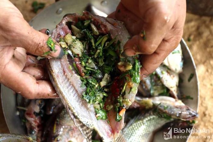 Ngoài ra, cộng đồng này còn có món cá nướng, hoặc moọc cá. Theo quan niệm, cá dùng để cúng nhằm cầu mong một năm mới mưa thuận gió hòa.