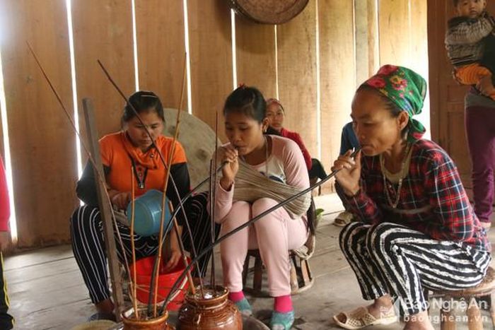 Trong những món ăn ngày Tết, rượu cần là thức uống không thể thiếu của người Thái, Khơ mú. Mỗi cuộc vui dài hay ngắn đều tùy thuộc vào số lượng rượu cần do gia chủ chuẩn bị.