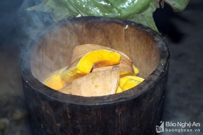 Với người Khơ mú, trong mâm cúng ngày Tết, bí đỏ là món bắt buộc để thể thiện tấm lòng thủy chung, nhớ ơn của con cháu đối với tổ tiên.