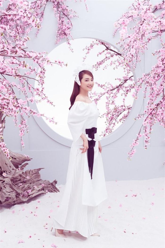 Sau khi kết hôn với Trường Giang, Nhã Phương có cuộc lột xác ngoạn mục về phong cách. Nữ diễn viên đã chịu mặc "hở" hơn, thậm chí vẻ đẹp trẻ trung, gợi cảm của "bà mẹ một con" không hề kém cạnh những mỹ nhân chưa chồng trong showbiz Việt mỗi khi đụng độ.