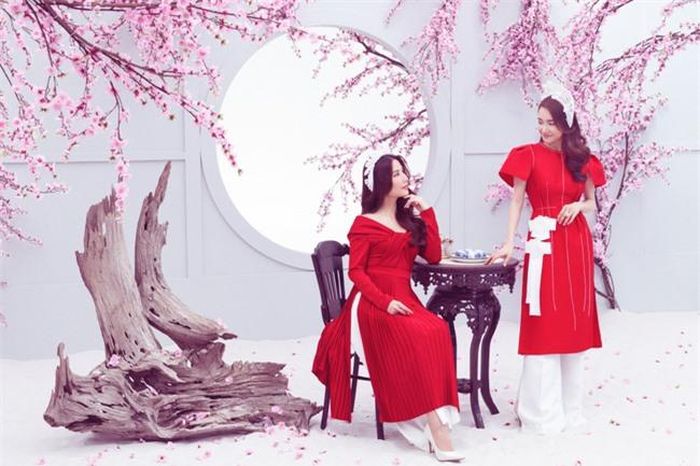 Không quá cầu kỳ lựa chọn váy áo thướt tha, cắt xẻ táo bạo, Nhã Phương và Diễm My chọn áo dài để lưu lại những kỷ niệm đẹp của thời thanh xuân của cả hai.
