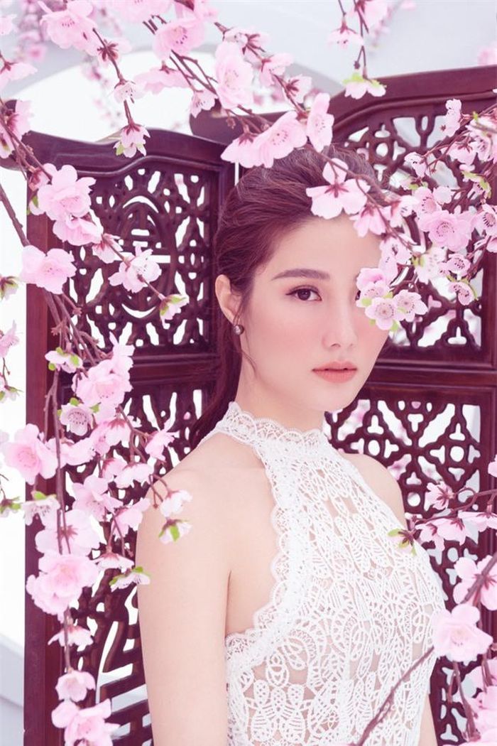 Người đẹp từng thổ lộ, dự án phim truyền hình mới như cái duyên giúp cô có cơ hội học hỏi về diễn xuất. Hơn nữa môi trường sống và làm việc tại miền Bắc trầm lắng hơn so với sự sôi động của Sài Gòn khiến cô thay đổi khá nhiều.