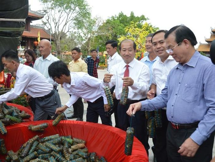 Những đòn bánh tét nhỏ được tặng cho khách tham quan