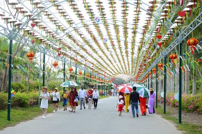 Con đường nón lá ở Khu Du lịch Văn hóa Phương Nam dài 400m