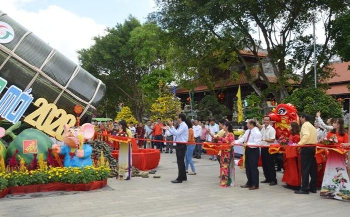 Đại biểu mở đòn bánh tét siêu to, chứa bên trong là 2.020 đòn bánh tét nhỏ