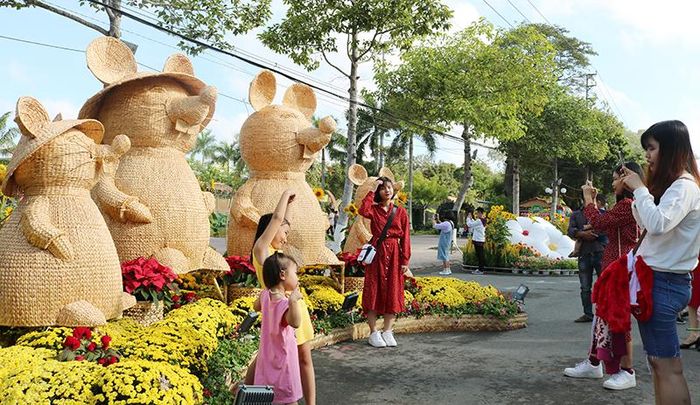 Linh vật gia đình chuột được làm bằng lục bình, cao gần 2,5m thu hút nhiều người dân đến xem và chụp ảnh
