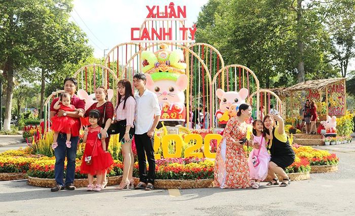 Người dân tham quan, chụp ảnh bên các tiểu cảnh tại đường hoa Xuân