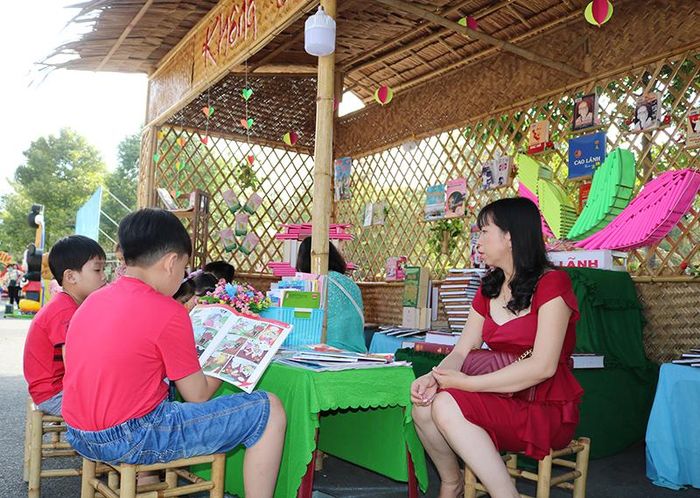 Không gian sách tại đường hoa Xuân
