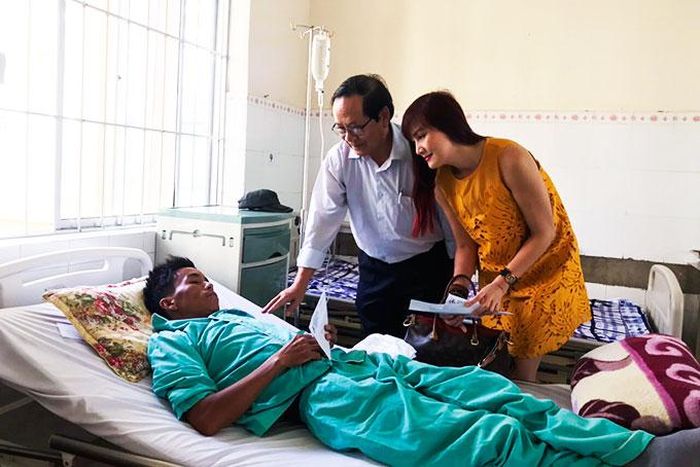  Diễn viên Hiền Mai trao tặng quà cho bệnh nhân nghèo. 