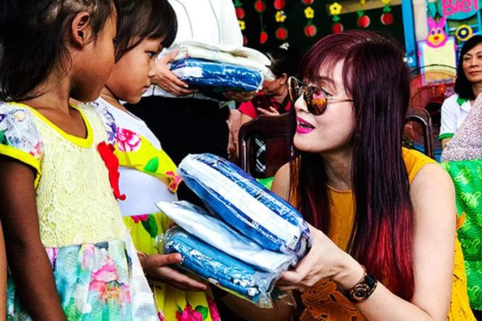  Diễn viên Hiền Mai trao áo mới cho các cháu mẫu giáo huyện Khánh Vĩnh. 