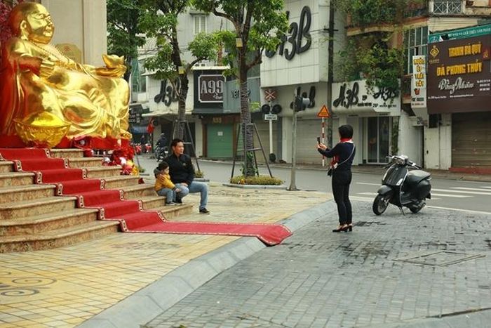 Một gia đình đi chơi buổi sáng mồng một đầu năm. 