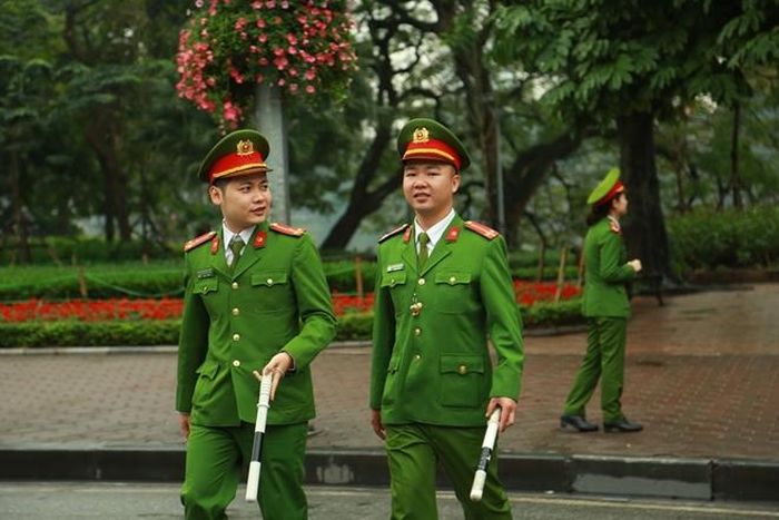 Hà Nội sáng đầu năm mới, nhiều cư dân vẫn chưa tỉnh giấc nồng nhưng vẫn có những người đã xuống đường đi làm nhiệm vụ. Lực lượng Công an có mặt tại nhiều địa điểm khắp Thủ đô nhằm đảm bảo người dân hưởng một Tết trọn vẹn.