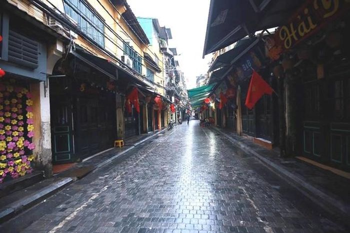 Sự náo nhiệt ồn ã dường như đã ở lại cùng với đêm giao thừa để Thủ đô có một buổi sáng đầu năm thanh bình, nhẹ nhàng.