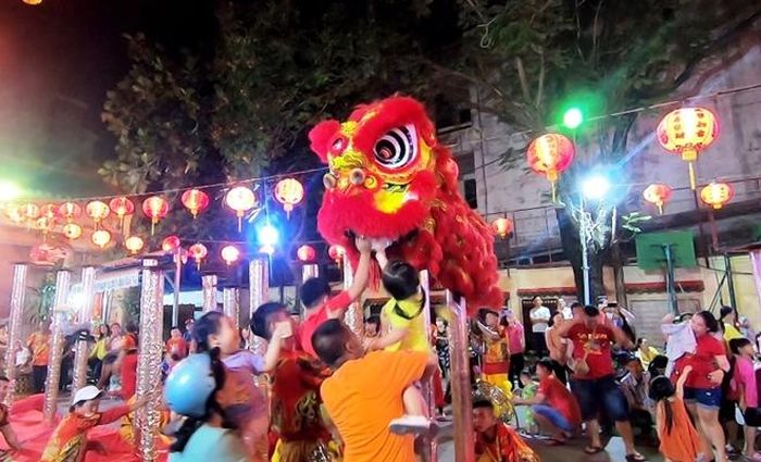 Rất nhiều trẻ nhỏ xem múa lân có niềm vui là được cho lân ăn lì xì rồi sờ nắn các chú lân