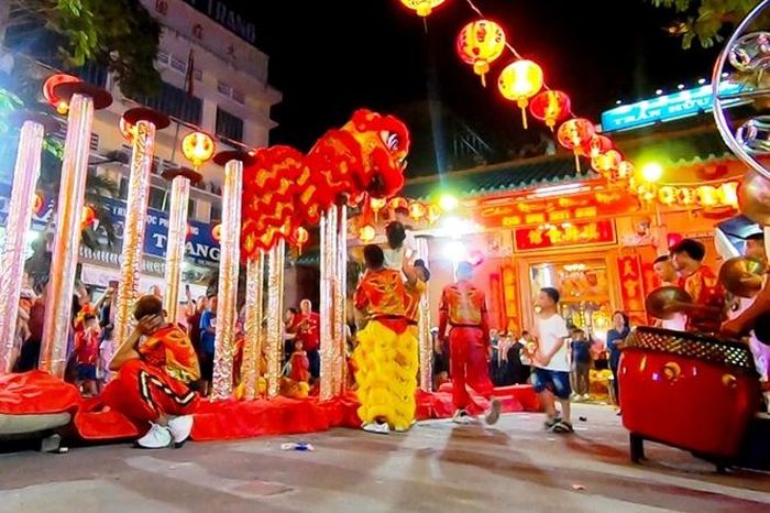 Không chỉ biểu diển ngoài đường phố, mà ngay tại các chùa lớn ở Chợ Lớn, các đoàn lân liên tục biểu diễn