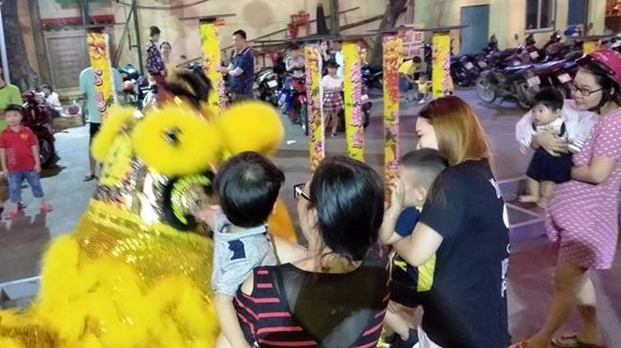 Ngày mùng 1 Tết, nhiều tuyến đường cũng như các ngôi chùa ở khu Chợ Lớn đều biểu diễn múa lân