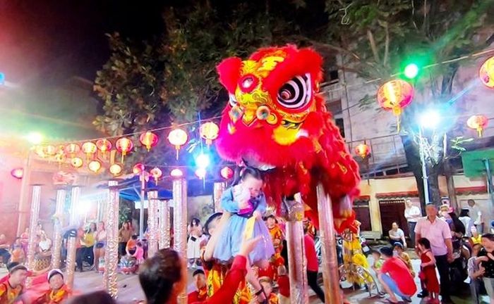 Có bé lúc đầu háo hức muốn cho lân ăn nhưng khi lại gần thì sợ sệt khóc thét