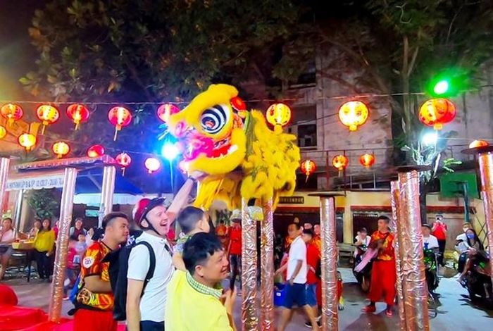 Không chỉ trẻ nhỏ mà người lớn hay du khách nước ngoài cũng thích thú với màn cho lân ăn lì xì