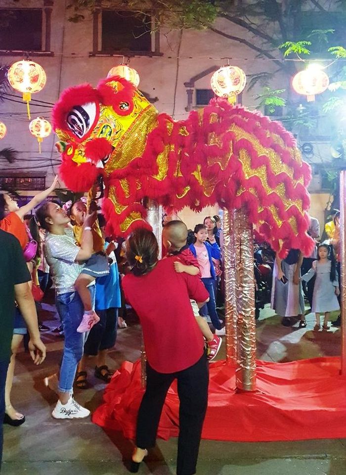 Mỗi đợt lân dừng múa, nhiều em nhỏ được cha mẹ bế sát các chú lân để cho ăn...lì xì