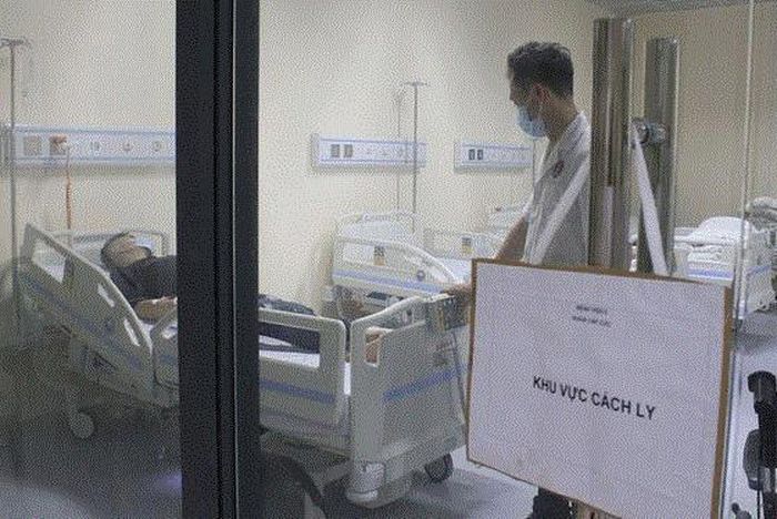 Bệnh nhân nhập viện trong tình trạng sốt cao được các bác sĩ đưa vào khu vực cách ly. (Ảnh: TX)
