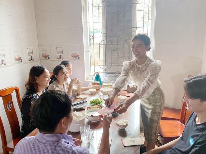  Khánh Vy khoe được bạn trai lì xì số tiền đẹp trên trang cá nhân. Cô đón năm mới tại nhà Phan Mạnh Quỳnh. 