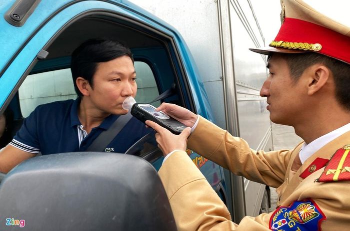  Tài xế Bùi Đức Minh (Thái Bình) cho biết từ khi Nghị định 100 có hiệu lực, anh hoàn toàn từ bỏ rượu bia kể cả khi không tham gia giao thông. 