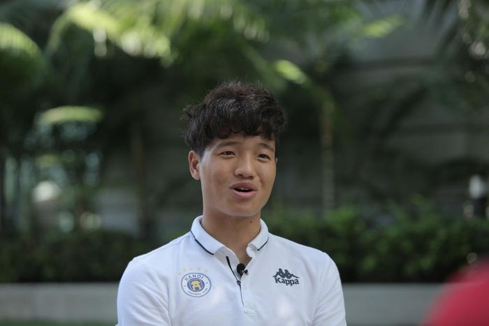  Phí Minh Long cho rằng thủ môn có nhiều hành động khác người bởi phải chịu quá nhiều áp lực khi thi đấu.