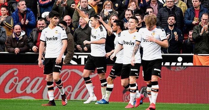 Valencia ăn mừng chiến thắng 2-0 trước Barca