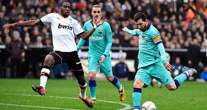Leo Messi bất lực trước hàng phòng ngự của Valencia