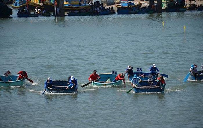 Các vận động viên thi đấu ở nội dung bơi thúng đôi cự ly 500 m.