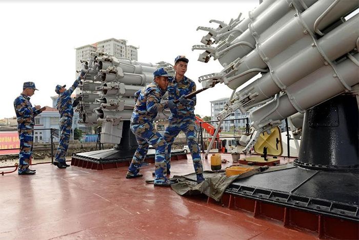 Các pháo thủ thao tác luyện tập phương án sẵn sàng chiến đấu trong dịp Tết.
