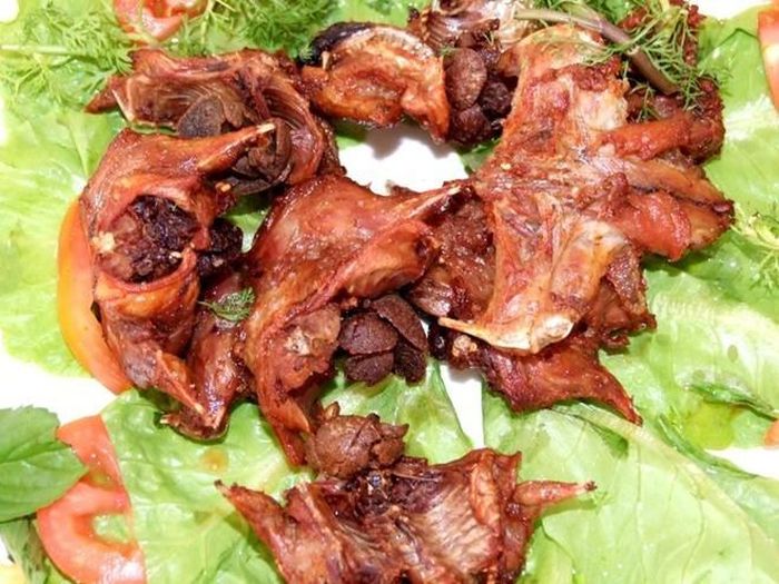 Mở nắp lu, những chú chuột đồng chín vàng, mùi thơm hấp dẫn. Bày chuột ra đĩa, dùng kèm với muối tiêu chanh, rau răm, chuối chát, cà chua, dưa leo.