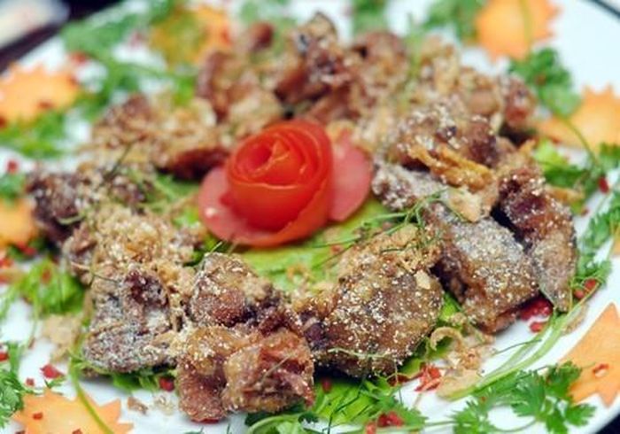 Chuột đồng rang muối: Sau khi làm sạch, chuột được chặt thành từng miếng nhỏ, ướp với hỗn hợp gồm muối, chanh, ngũ vị hương bột ngọt... cho thấm rồi rang chín trên lửa lớn. Món ăn này không chỉ có hương thơm khó cưỡng, vị đậm đà mà thịt chuột dai mềm, săn chắc.