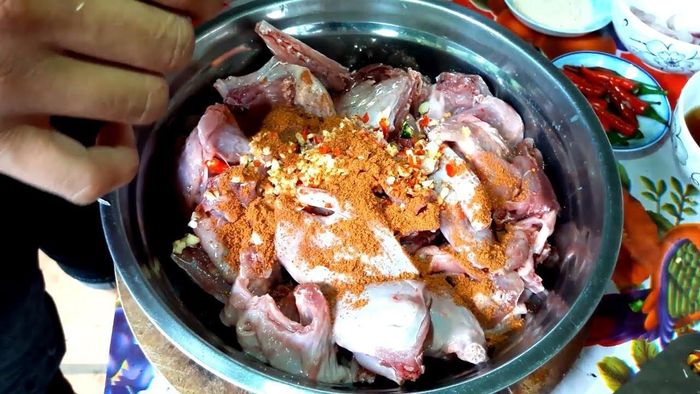 Chuột khìa nước dừa: Chuột sau khi bắt về, bẻ răng, lột da rồi khoét một lỗ nhỏ dưới bụng, móc hết ruột ra. Sau đó, trộn hỗn hợp gồm hành tỏi, ngũ vị hương, đường, muối, bột ngọt dồn vào bụng chuột, rồi cho vào chảo, chiên chín.