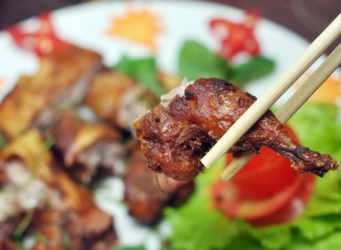 Chuột đồng áp chảo: Loại chuột thường dùng để áp chảo là chuột cống nhum. Sau khi làm sạch, chuột ướp với ngũ vị, tiêu, đường, tỏi, muối, bột ngọt, mật ong...