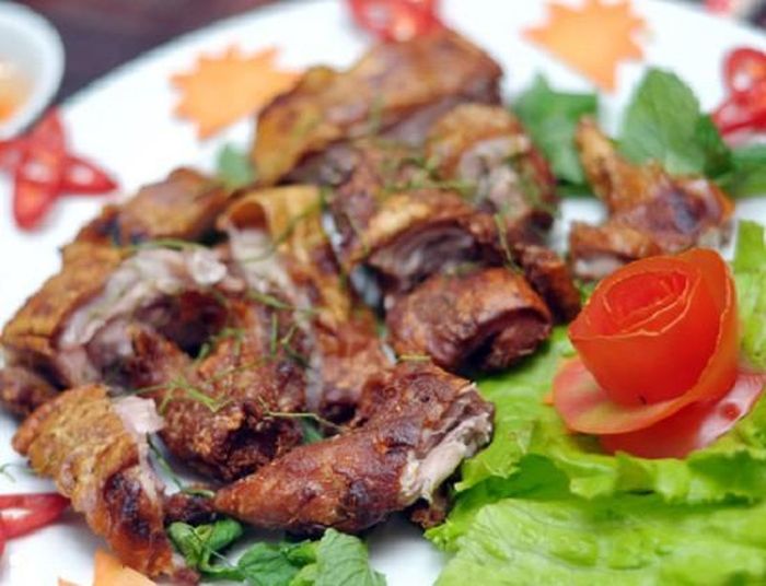 Để khoảng 2-3 tiếng cho thịt thấm đều gia vị rồi chiên chín với chảo không dính hay chảo áo một lớp dầu mỏng. Chuột đồng áp chảo có vị thơm, ngon, béo ngậy không khác heo sữa nướng.