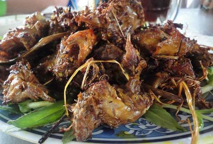 Chuột xào xả ớt: Chuột đồng làm sạch để ráo nước, ướp với sả ớt bằm nhuyễn, rồi thêm muối, bột ngọt, đường, nước mắm ngon. Đợi khoảng 30 phút cho gia vị ngấm rồi chiên trên lửa riu riu. Khi chiên, đảo đều để thịt chuột chín đều vàng. Món này có hương thơm của sả, cay nồng của ớt, béo ngậy của thịt, ăn cùng bánh tráng nướng hay cơm đều ngon.