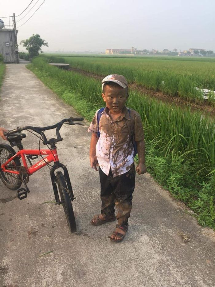 May sao có người đứng đó "giải cứu" chiếc xe từ ruộng lên. Còn cậu bé thì chỉ biết khóc lóc sau "tai nạn" không mong muốn.