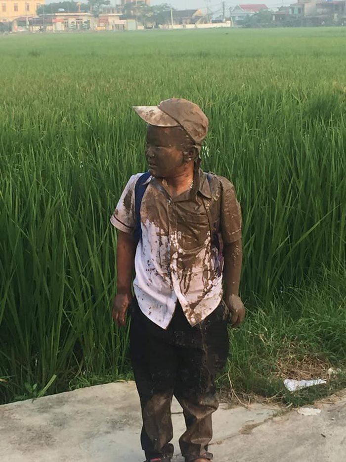 Dân mạng nhìn vừa thấy thương vừa thấy buồn cười. Chuyện tập đi xe khó nhọc ai cũng biết, lao xuống ruộng cũng chẳng ít người gặp qua. Ai cũng tỏ ra thông cao cho em bé hết cả.