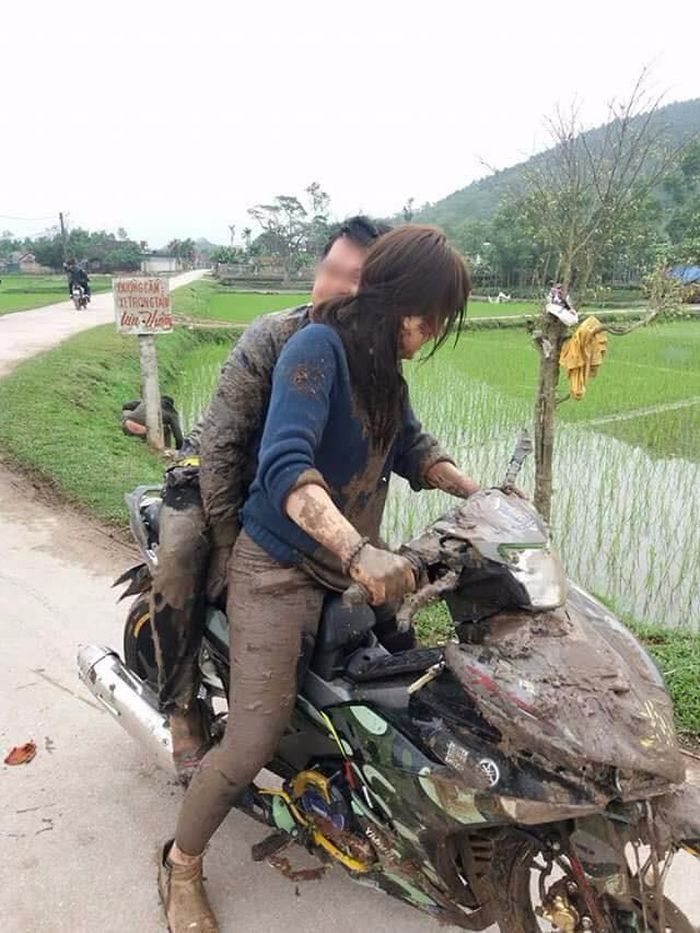 Chỉ vì nhỡ mất tay lái mà cả xe lẫn người lao xuống ruộng.