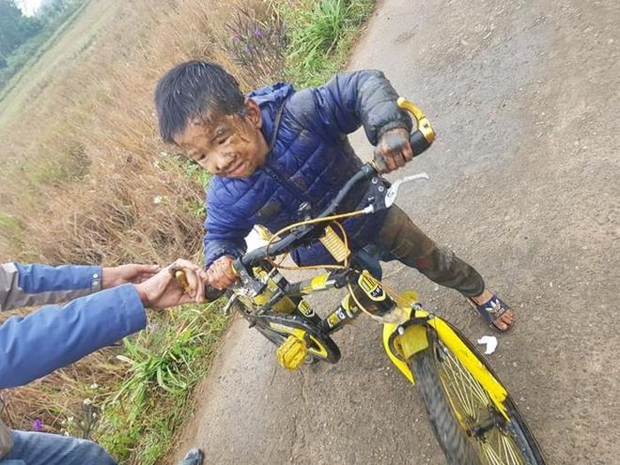 Theo đó, bé mặc áo khoác, quần dài và đi chiếc xe đạp địa hình bé. Chẳng rõ hành trình đi thế nào, em bé lao thẳng xuống ruộng bẩn hết cả quần áo, xe cộ.