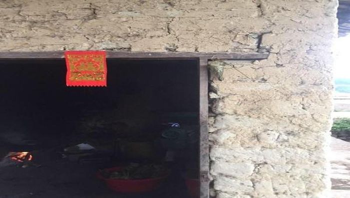  Vào sáng 30 Tết, mọi người dậy thật sớm để quét dọn nhà cửa, tỉa chân hương, dán giấy đỏ lên bàn thờ, cửa nhà, cây cối
