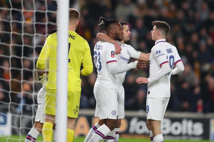 Batshuayi đá thay Abraham đã mở tỷ số từ rất sớm