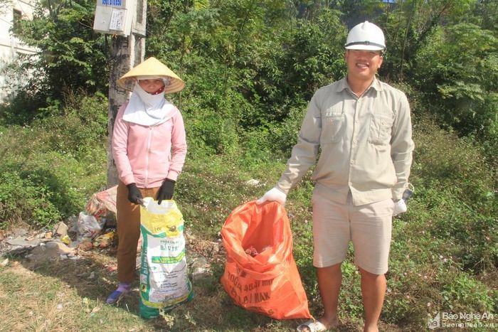 Suốt hơn 1 năm qua, vợ chồng anh Quyết đi nhặt rác để làm sạch môi trường. Ảnh: P.B