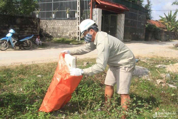 Cứ chiều thứ 7 và Chủ nhật hàng tuần, anh Quyết đều tranh thủ đi nhặt rác làm sạch môi trường. Ảnh: P.B