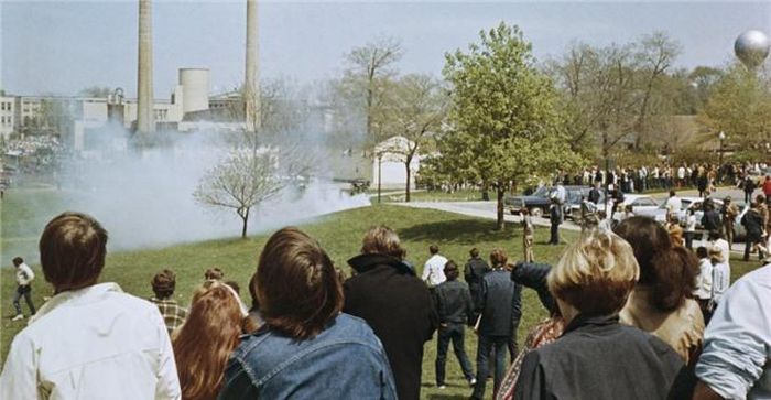  Ngày 30/4/1970, Tổng thống Nixon tuyên bố mở rộng cuộc chiến tranh và huy động thêm hơn 150.000 binh sĩ tham chiến. Quyết định này khiến làn sóng biểu tình ở các trường đại học, cao đẳng ngày càng lan rộng. 