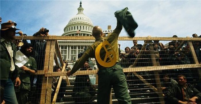 Ngày 15/11/1969, hơn 50.000 người biểu tình ở Washington, DC đã xuống đường phản đối cuộc chiến tranh ở Việt Nam với quy mô lớn. Đây là một trong những cuộc biểu tình phản đối chiến tranh quy mô lớn nhất trong lịch sử Mỹ. Cựu chiến binh ở Washington, DC ném quân phục, huy chương qua hàng rào Tòa nhà Quốc hội để phản đối chiến tranh. 