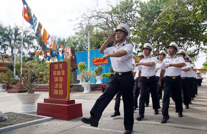 Sau lễ chào cờ là duyệt binh. Ảnh: Nguyễn Diệp
